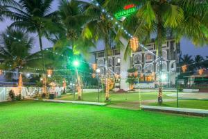 Treebo Green Park外面的花园