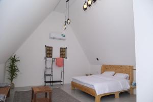 ein Schlafzimmer mit einem Bett und einem Tisch in der Unterkunft Malina Resort منتجع مالينا in Ras al Khaimah + 24 Fotos