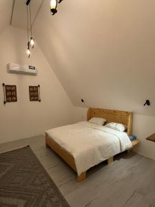 ein Schlafzimmer mit einem Bett in einem Zimmer in der Unterkunft Malina Resort منتجع مالينا in Ras al Khaimah