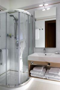 La salle de bains est pourvue d'une douche, d'un lavabo et d'une baignoire. dans l'établissement Hotel Villaguarda Landscape Experience, à Follina