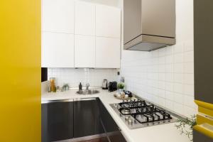 Η κουζίνα ή μικρή κουζίνα στο Ale Apartment Castello Imperatore -Parking disponibile-