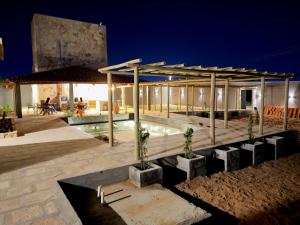 a house with a swimming pool at night at Recanto Diamantino in Morro do Chapéu