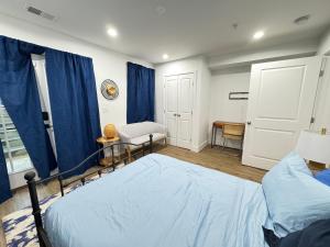 Ένα ή περισσότερα κρεβάτια σε δωμάτιο στο Stylish Cozy 2BR Apartment in DC