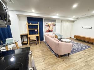Μια τηλεόραση ή/και κέντρο ψυχαγωγίας στο Stylish Cozy 2BR Apartment in DC