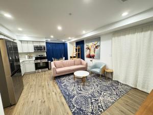 Η κουζίνα ή μικρή κουζίνα στο Stylish Cozy 2BR Apartment in DC