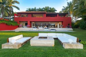 สวนหย่อมนอก Stunning 5Bd Beachfront Villa Fully Staffed w Golf, Spa, Beach Clubs & More