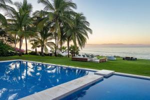 สระว่ายน้ำที่อยู่ใกล้ ๆ หรือใน Stunning 5Bd Beachfront Villa Fully Staffed w Golf, Spa, Beach Clubs & More