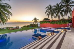 สระว่ายน้ำที่อยู่ใกล้ ๆ หรือใน Stunning 5Bd Beachfront Villa Fully Staffed w Golf, Spa, Beach Clubs & More