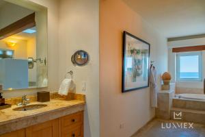 Ένα ή περισσότερα κρεβάτια σε δωμάτιο στο NEW LISTING! 4 Bd Beachfront Villa Fully Staffed