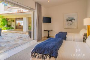 Ένα ή περισσότερα κρεβάτια σε δωμάτιο στο NEW LISTING! 4 Bd Beachfront Villa Fully Staffed