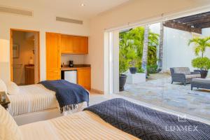 Χώρος καθιστικού στο NEW LISTING! 4 Bd Beachfront Villa Fully Staffed