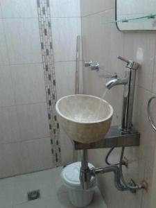 un bagno con lavandino e WC di Mar del Faro a Mar del Plata