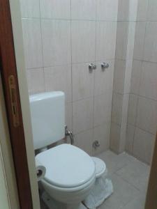 e bagno con servizi igienici bianchi e doccia. di Mar del Faro a Mar del Plata