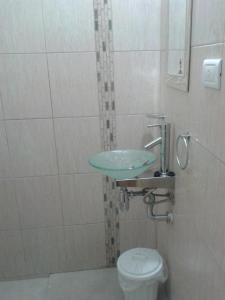 un bagno con lavandino e WC di Mar del Faro a Mar del Plata