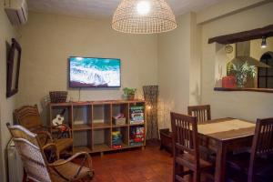 Televisyen dan/atau pusat hiburan di Loma Linda Hostal y Posada Serrana