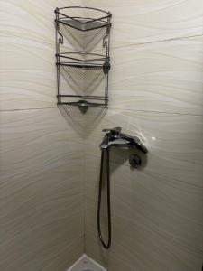 y baño con ducha y grifo. en Apartment Meri in Kraljevi Cardaci, en Kopaonik 28 fotos más