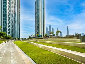 un parc au milieu d'une ville avec de grands bâtiments dans l'établissement The Cinema Suite Luxury 2-Bed Near Dubai Mall, à Dubaï