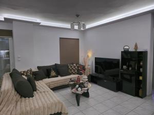 ein Wohnzimmer mit Sofa und Tisch in der Unterkunft The LightShouse in Chalkida