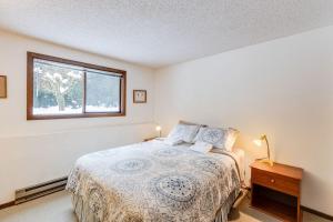 ein Schlafzimmer mit einem Bett und einem Fenster in der Unterkunft Snowater Condo - A Little Slice of Heaven in Deming + 22 Fotos