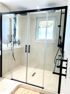 Appart 'COSY avec Piscine Chauffée Privée في صالون دو بروفانس: دش في حمام مع نافذة +11 صورة