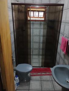 un bagno con un water e un lavandino di Possibilidade a Governador Celso Ramos Altre 6 foto