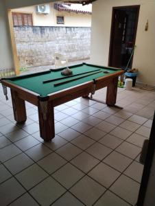un tavolo da biliardo su un pavimento piastrellato di Possibilidade a Governador Celso Ramos