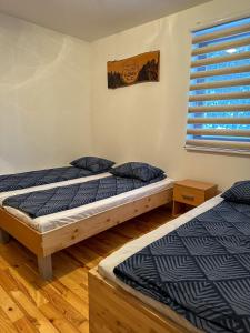 Ένα ή περισσότερα κρεβάτια σε δωμάτιο στο Planinska Bajka - Matej