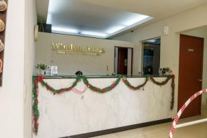 Un mostrador de restaurante con adornos navideños en la pared. en Hotel Windsor Plaza, en San Salvador 29 fotos más