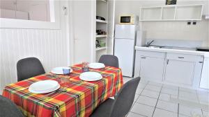 Cucina o angolo cottura di Suite familiale 4 personnes chez l'habitant - Sports & aéroport à proximité