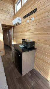 ヴァジェにある062B Grand Canyon South Rim Chalet with King Bedのキッチン(電子レンジ付)が備わる客室です。