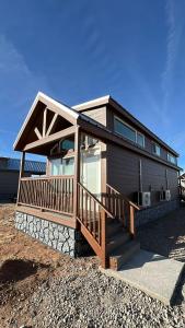 ヴァジェにある062B Grand Canyon South Rim Chalet with King Bedの小さな家(ポーチ付)