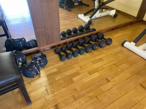 The fitness centre and/or fitness facilities at Dúplex de invitados en medio del bosque