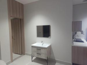 a white room with a sink and a kitchen at فيلا هيفاء in Medina +24 photos