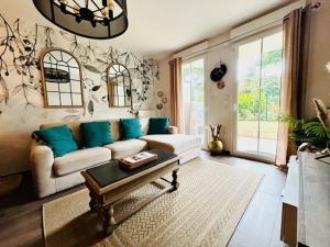 Posedenie v ubytovaní Le Plessis Capitale - Appartement entier avec jardin