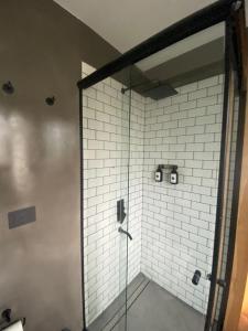 a shower with a glass door in a bathroom at Encantador departamento in San Martín de los Andes