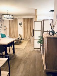Posedenie v ubytovaní Le Plessis Capitale - Appartement entier avec jardin
