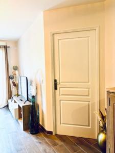 Posedenie v ubytovaní Le Plessis Capitale - Appartement entier avec jardin