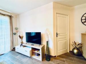 Televízia a/alebo spoločenská miestnosť v ubytovaní Le Plessis Capitale - Appartement entier avec jardin