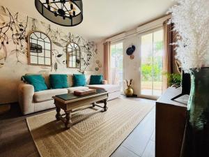 Posedenie v ubytovaní Le Plessis Capitale - Appartement entier avec jardin