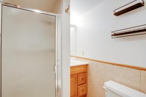 ein Badezimmer mit Dusche und Toilette in der Unterkunft 5 Mi to Winter Park Resort Unit with Pool and Hot Tub in Fraser + 22 Fotos