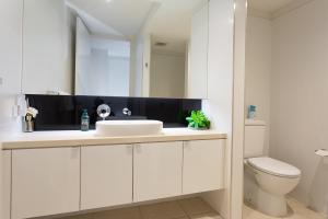 卡尔斯C-Scape water front apartment的一间白色浴室，配有洗手池和马桶 更多21张照片