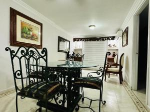 a dining room with a table and chairs at Apartamento Alvarez in Cartagena de Indias