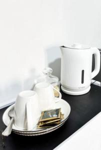 Tetera y cafetera en Dutus Hotel Entebbe