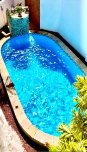 einen Pool mit Wasserfall in einem Haus in der Unterkunft Praia do Flamengo 150m da praia Casa Ballalai in Salvador