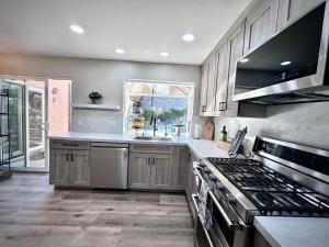 Dapur atau dapur kecil di Crestview Oceanside - Family-Friendly - Big Private Yard