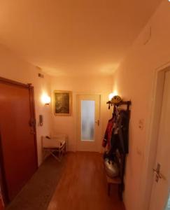 a hallway with a room with a door and a hallwayngth at Appartamento immerso nel verde vista panoramica in Pragelato