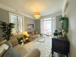 Posezení v ubytování NYC views Spacious 3 bedroom apartment