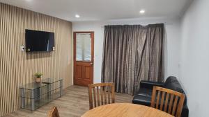 TV a/nebo společenská místnost v ubytování Academy Lodge Motel
