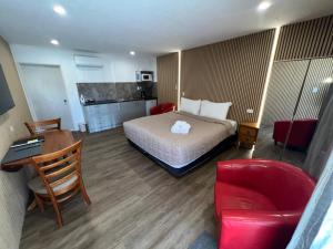 Postel nebo postele na pokoji v ubytování Academy Lodge Motel