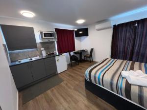 Kuchyň nebo kuchyňský kout v ubytování Academy Lodge Motel